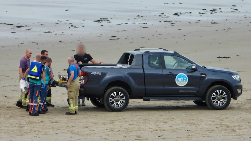 Het slachtoffer werd met een jeep van Pier 7 naar de ambulance gebracht.