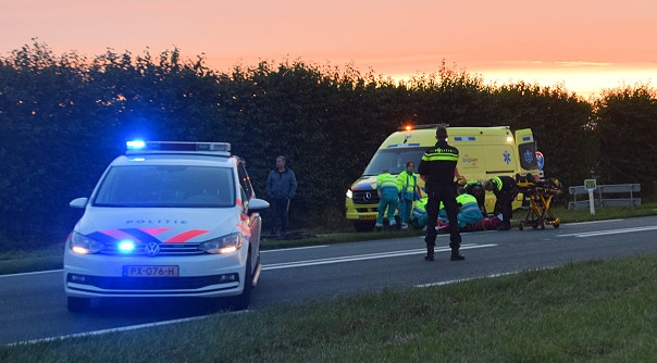 De gewonde fietser is per ambulance naar het ziekenhuis gebracht.