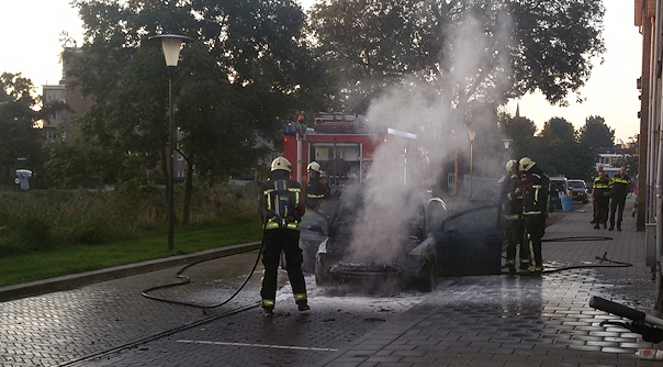 De auto raakte door de brand zwaar beschadigd.