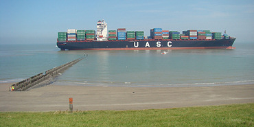 Containerschip stil voor kust Breskens