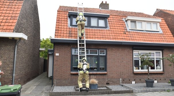 Brandweerlieden op onderzoek in de Couwervestraat.