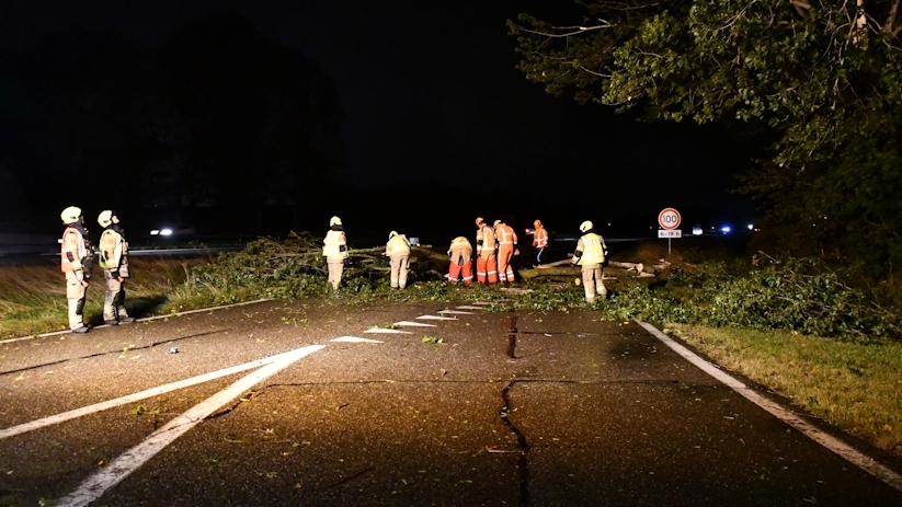 Bij een tankstation was door de storm een boom omgevallen, waardoor de oprit naar de snelweg was geblokkeerd.