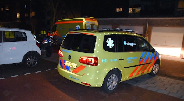 De scooterrijder is per ambulance naar het ziekenhuis gebracht.
