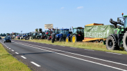 Boeren demonstreren naast N57 tussen Middelburg en Serooskerke