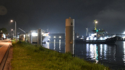 Schip vaart tegen kade Kanaal Gent-Terneuzen Sluiskil