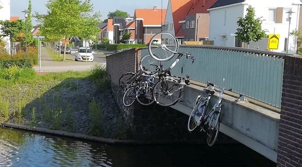 De gemeente heeft zich over de fietsen ontfermd.