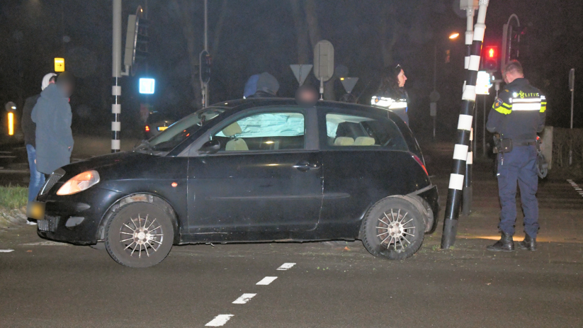 Auto botst tegen verkeerslicht bij ongeval in Middelburg.