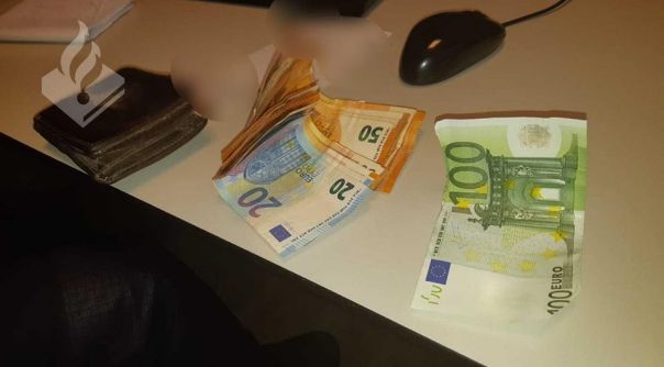 In de portemonnee zat meer dan 1.000 euro cash.