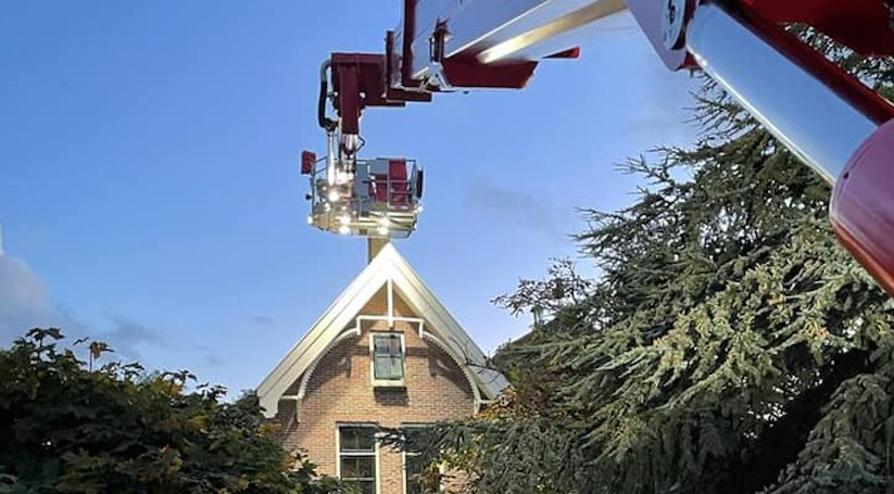 De brandweer bij de woning in Nieuwerkerk.