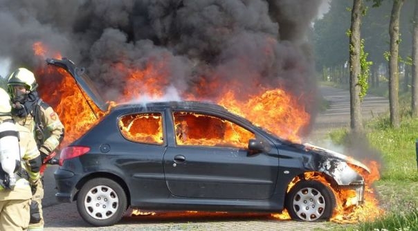 De auto brandde volledig uit.