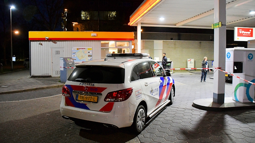 De politie donderdagavond bij het tankstation.