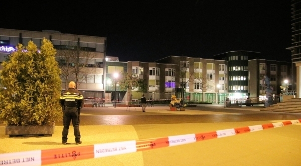 De politie op het Stadhuisplein na de schietpartij.