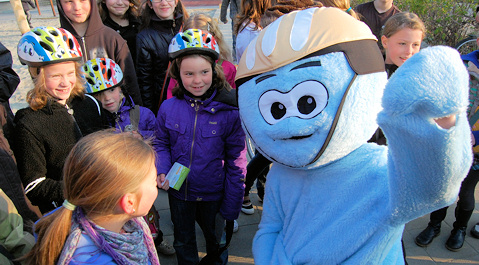 De mascotte van het overvalteam samen met de schoolkinderen.