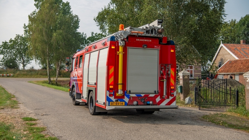 De brandweer bij het gaslek aan de Molenweg bij Oud-Vossemeer.