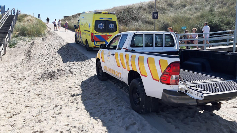 Vanwege de drukte hebben de strandwachten het slachtoffer zelf naar de ambulance gebracht.
