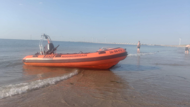 Lifeguards redden watersporters van afdrijven naar kering