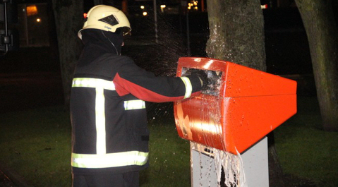 De Vlissingse brandweer heeft de brievenbus op het Marnixplein geblust.