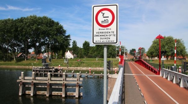 Borden bij de Draaibrug in Oost-Souburg waarschuwen potentiële brugspringers.