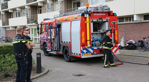 De brandweer bij de flat in Middelburg.