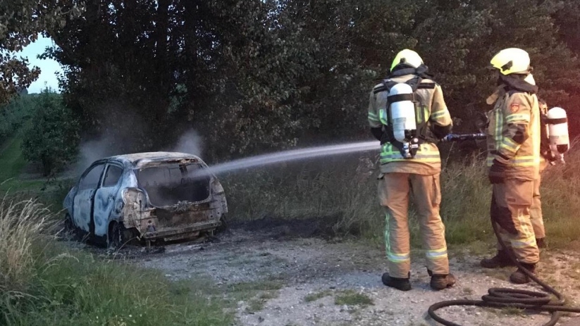 Het voertuig is door de brand volledig verwoest.