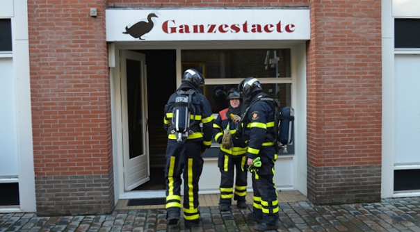 De brandweer ter plaatse in de Wijngaardstraat in Goes.