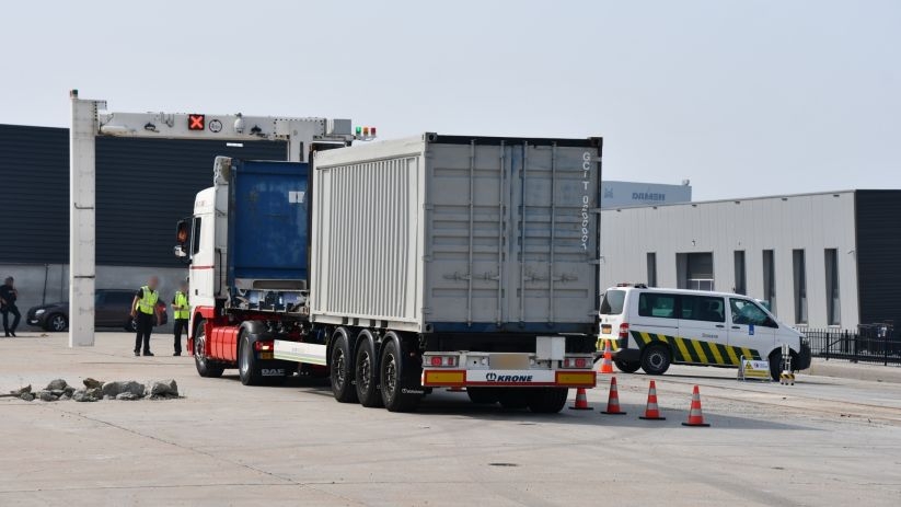 De containers werden donderdag ter plaatse al gescand door de douane.