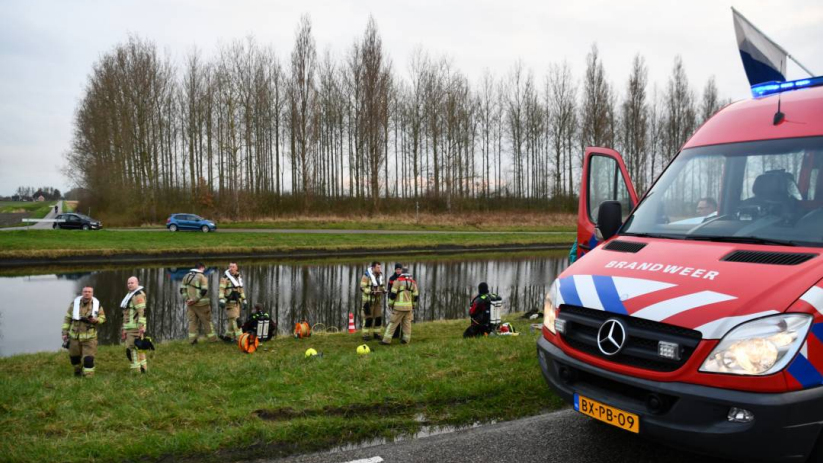 De duikers van de brandweer hebben de vrouw uit het gezonken voertuig gered.