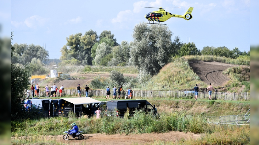 Traumahelikopter landt bij motorcrossbaan na ongeluk.