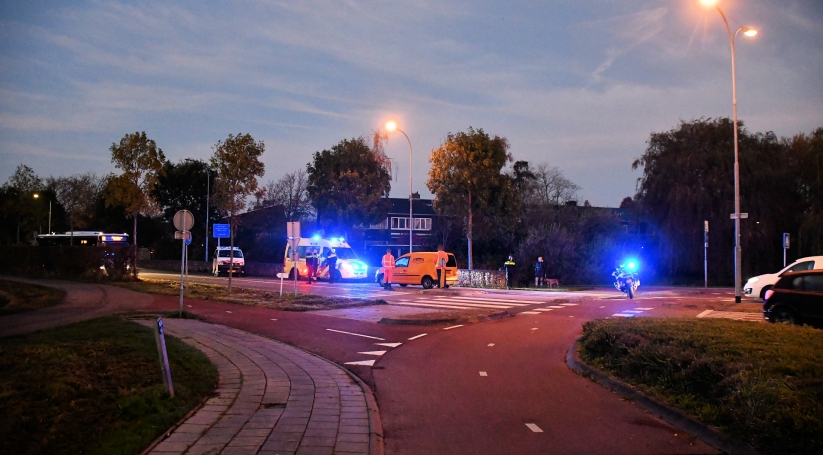 Fietser naar het ziekenhuis na aanrijding met auto op Kardingeplein in Groningen.