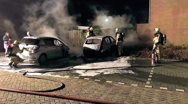 Twee auto’s zijn vannacht in Zierikzee door een brand verwoest.