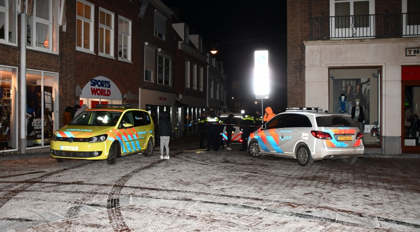 De politie zette de omgeving in de Gravenstraat voor verder onderzoek af.