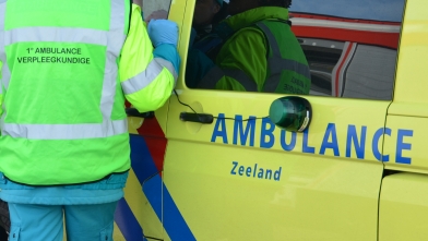 Politie assisteert ambulancepersoneel bij gevallen vrouw