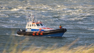 Redders van KNRM helpen gewonde duiker bij Zeelandbrug