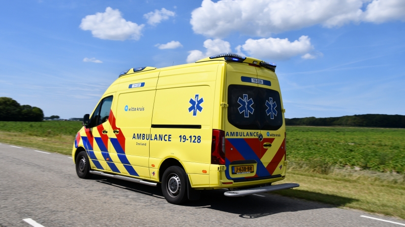 Bestuurder bestelbus rijdt door na botsing