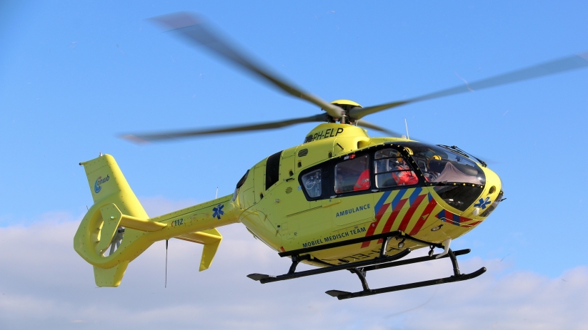 Traumahelikopter ingezet na val van dak in Oostburg