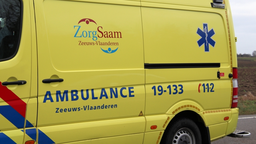 Auto botst met fietsster op N253 Sluis