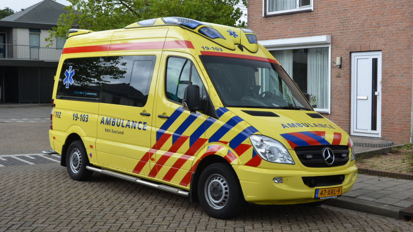 Onwel geworden bestuurder botst in Rilland tegen hek