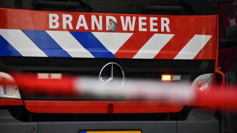 Kliko en schutting in brand in Serooskerke