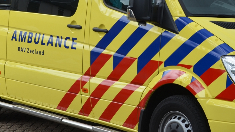 Auto rijdt vrouw aan bij verlaten parkeervak