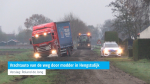 Vrachtauto van de weg door modder in Hengstsdijk