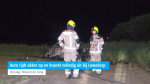 Auto rijdt akker op en brandt volledig uit bij Lewedorp