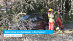 Boom valt op beveiligingsbusje in Oost-Souburg