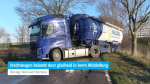 Vrachtwagen belandt door gladheid in berm Middelburg